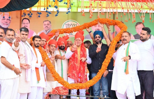 जम्मू कश्मीर में गरजे धामी, बोले- कांग्रेस राज में आंख दिखाने वाला पाकिस्तान मोदी राज में खामोश