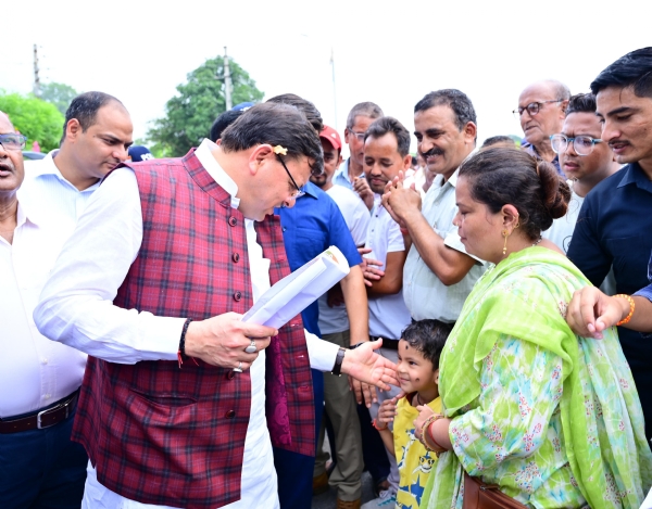 CM धामी ने लोगों की सुनी समस्याएं, गुरुद्वारा नानकमत्ता साहिब में टेका मत्था
