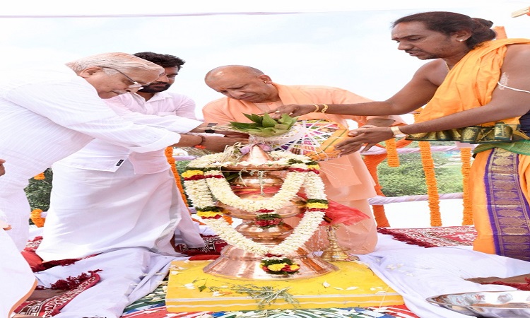 सीएम योगी ने राम नाथ स्वामी मंदिर महादेव के नव स्थापित शिवलिंग का पूजन-अर्चन कर की प्रदक्षिणा