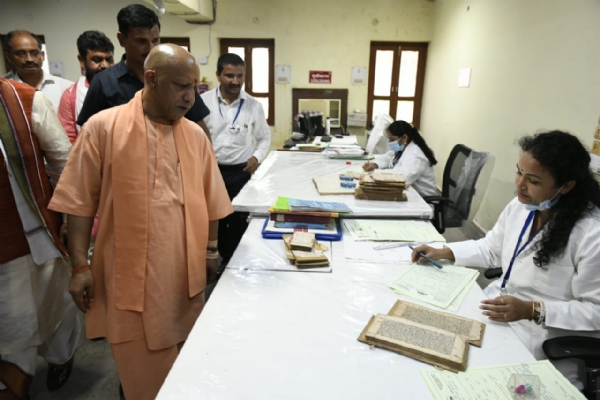 सीएम योगी ने संपूर्णानंद संस्कृत विश्वविद्यालय का किया निरीक्षण
