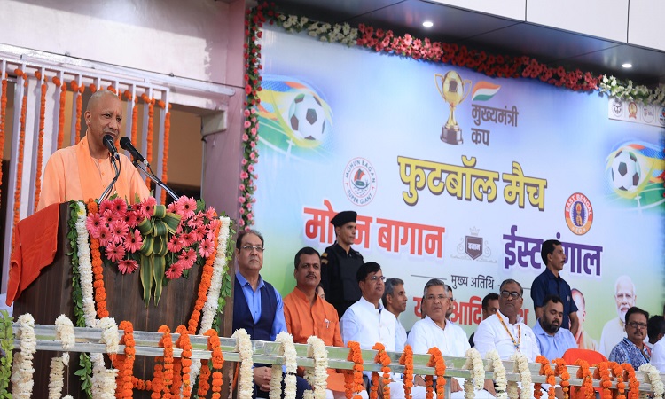 प्रदेश में फुटबॉल के लिए समर्पित होंगे एक हजार खेल के मैदान: सीएम योगी