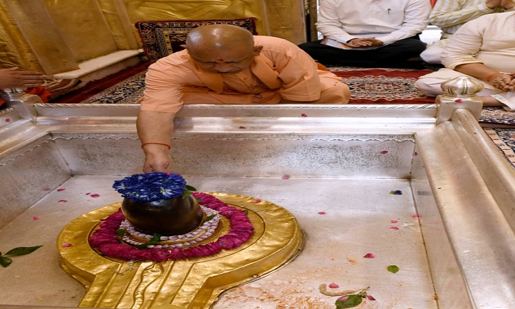 सीएम योगी ने श्री काशी विश्वनाथ दरबार में लगाई हाजिरी, बाबा काल भैरव का लिया आशीर्वाद