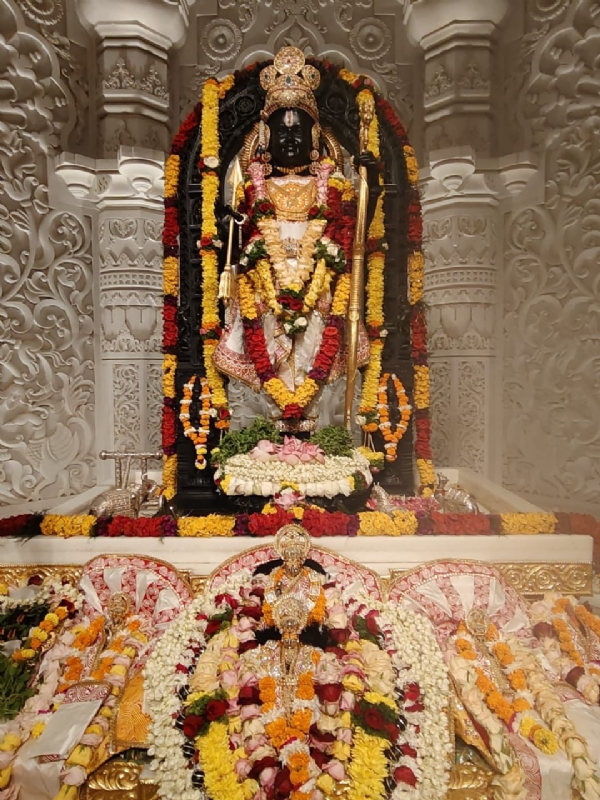 उत्तराखंड के शुभवस्त्रम में श्रीरामलला के दिव्य विग्रह में सुशोभित