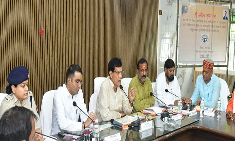 जिले की विद्युत् आपूर्ति में न हो व्यवधान, जर्जर लाइन, पोल, अतिभारित ट्रांसफार्मर बदले जाय: एके शर्मा