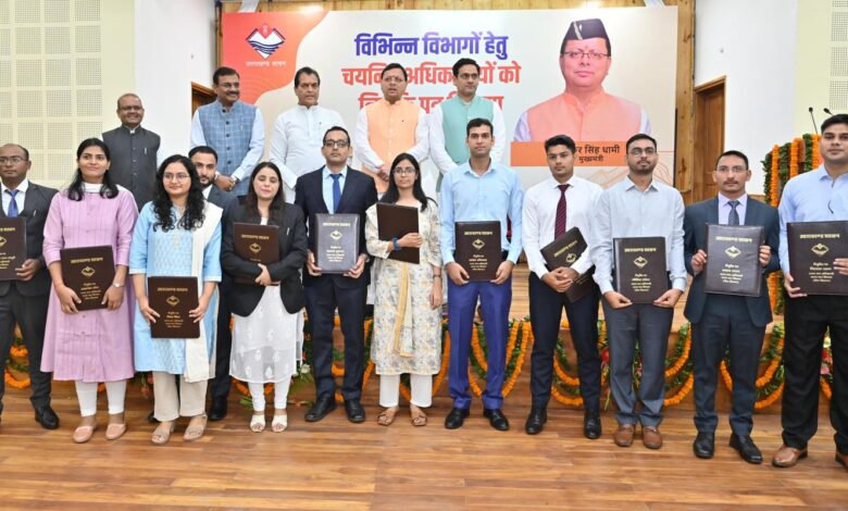 PCS में चयनित 289 अधिकारियों को मुख्यमंत्री ने सौंपे नियुक्ति पत्र
