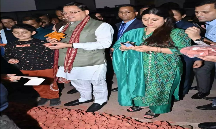 मुख्यमंत्री धामी ने मिट्टी के खरीदे दीये और मूर्तियां, हस्त निर्मित स्थानीय उत्पादों को बढ़ावा देने की अपील