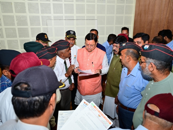 सीएम धामी ने जनता मिलन कार्यक्रम में सुनी लोगों की समस्याएं