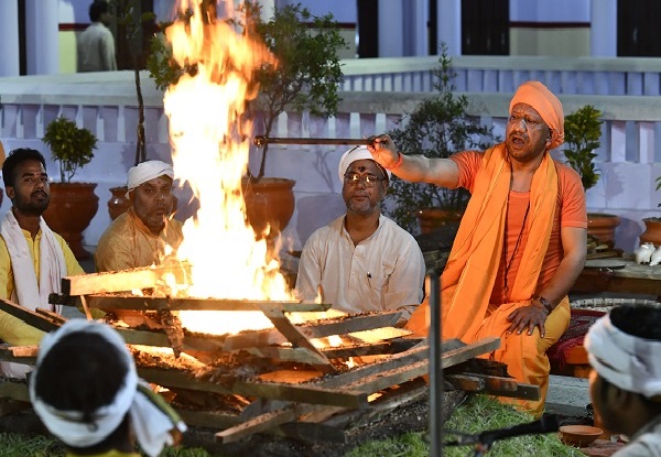 महानिशा पूजन कर सीएम योगी ने की लोकमंगल की प्रार्थना