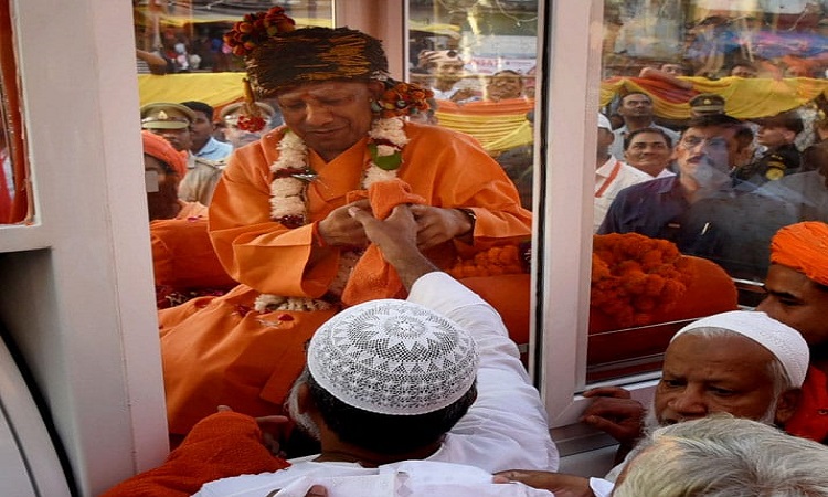 आस्था के रथ पर सवार गोरक्षपीठाधीश्वर पर बरसते रहे श्रद्धा और समरसता के फूल