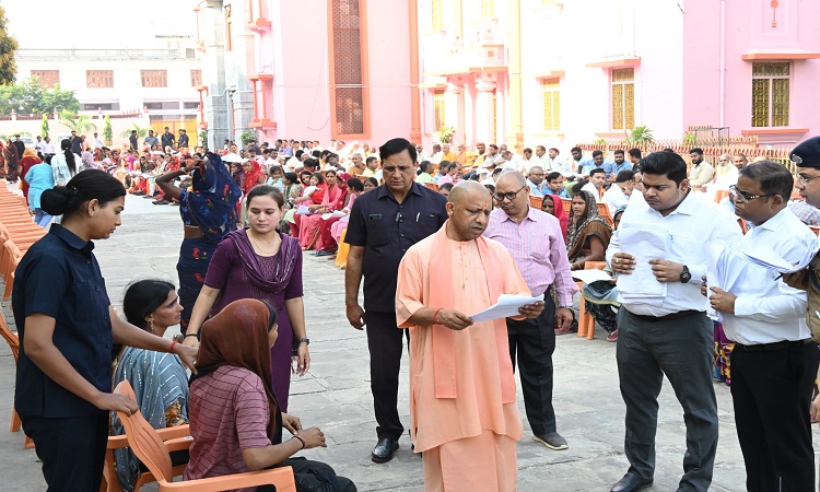 हर पीड़ित की समस्या का समाधान कराने के लिए दृढ़ संकल्पित है सरकार: सीएम योगी