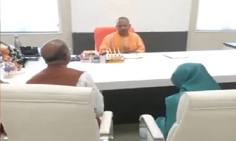 बहराइच हिंसा के पीड़ित परिवार से सीएम योगी ने की मुलाकात