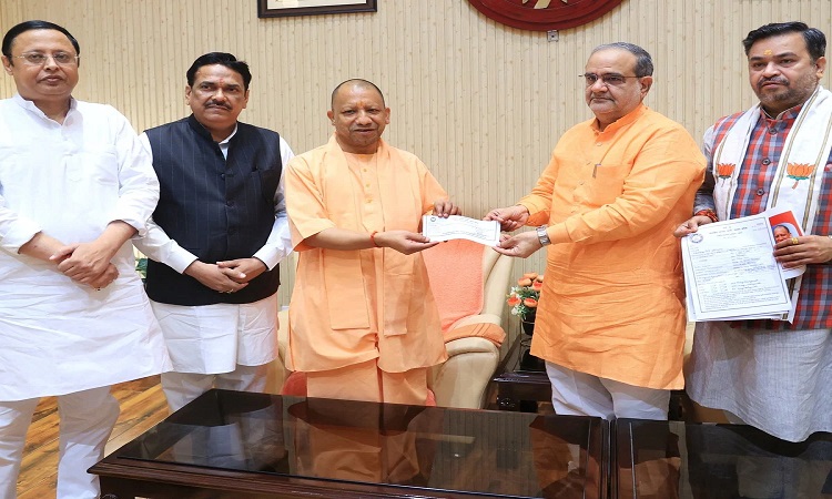 सीएम योगी बने बीजेपी के सक्रिय सदस्य