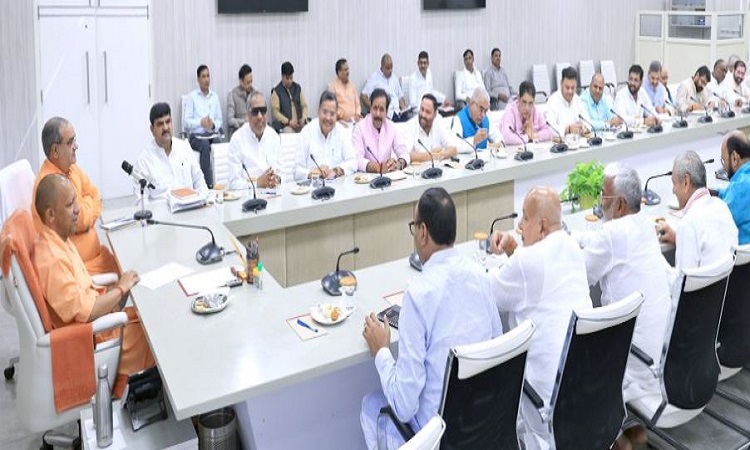 प्रभारी मंत्री और पदाधिकारी उन जिलों में अधिक समय बिताएं जहां उपचुनाव हो रहे हैं : योगी आदित्यनाथ