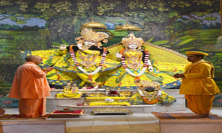 सीएम योगी ने श्रीकृष्ण जन्मस्थान पर नवाया शीश
