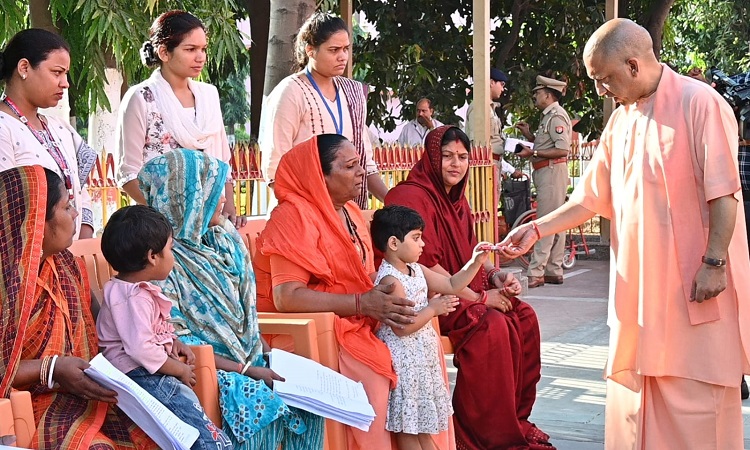 जनता की मदद में लापरवाही पर होगी कार्रवाई: सीएम योगी