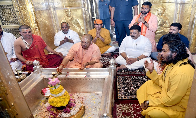 सीएम योगी ने काल भैरव और श्रीकाशी विश्वनाथ मंदिर में की पूजा-अर्चना, बाबा का लिया आशीर्वाद
