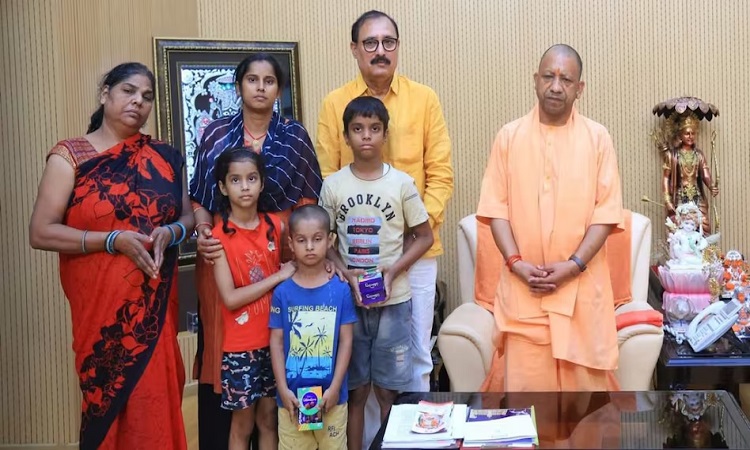 सीएम योगी ने मोहित के परिजन को दी दस लाख रुपये की आर्थिक मदद