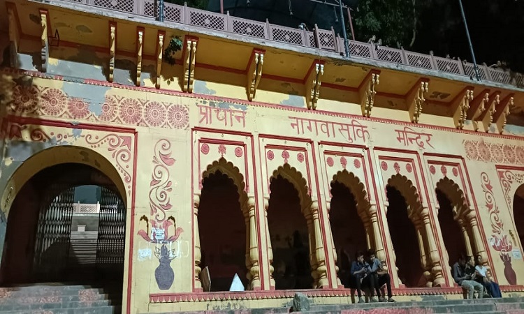 महाकुंभ से पहले राजस्थान के लाल पत्थरों से सजाया जा रहा नागवासुकी मंदिर
