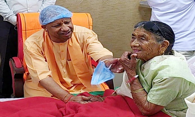 सीएम योगी की मां की बिगड़ी तबीयत, गोरखपुर से देहरादून के लिए रवाना