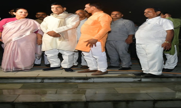 छठ पूजा घाट पर पहुंचे मंत्री एके शर्मा ने साफ-सफाई का लिया जायजा, प्लास्टिक पर रहेगी रोक