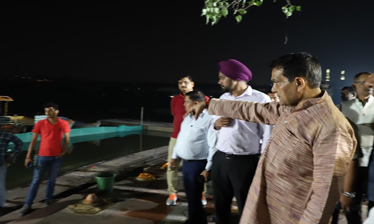 छठ पर्व में व्यवस्था को बेहतर ढंग से संचालित करने के लिए लिया जाए जन सहयोग: एके शर्मा