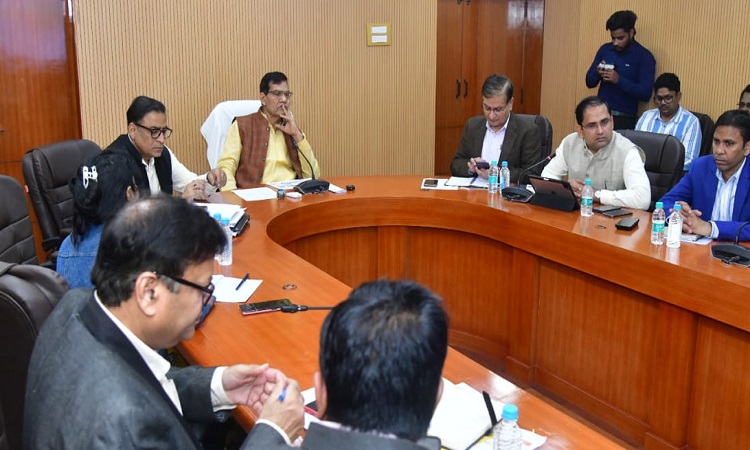 नियमित साफ सफाई, कूड़ा निस्तारण, गार्वेज मुक्ति व सोर्स सेग्रीगेशन में न हो लापरवाही: एके शर्मा