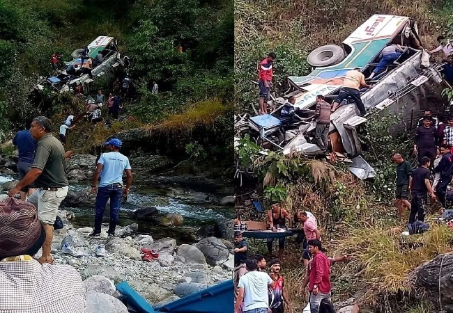 अल्मोड़ा में बस खाई में गिरी, अब तक 20 लोगों की मौत