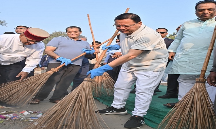 मुख्यमंत्री ने झाड़ू लगाकर स्वच्छता का दिया संदेश, बोले- स्वच्छता को बनाएं अपनी नियमित दिनचर्या