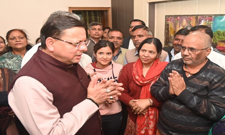 पूर्व विधायक चन्द्रशेखर के घर पहुंचकर मुख्यमंत्री धामी  ने दी श्रद्धांजलि