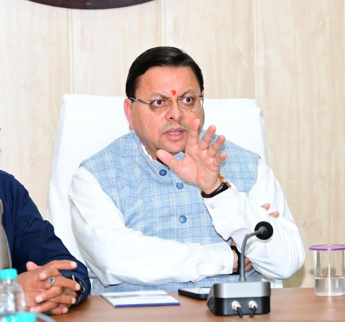 क्षतिग्रस्त सड़कों की जल्द हो मरम्मत, लापरवाही बरतने वाले अधिकारियों पर CM ने दिए कार्रवाई के निर्देश