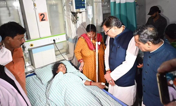 CM धामी ने अल्माेड़ा बस हादसे के घायलों का रामनगर जाना हाल, मृतकों के परिजनों से की भेंट