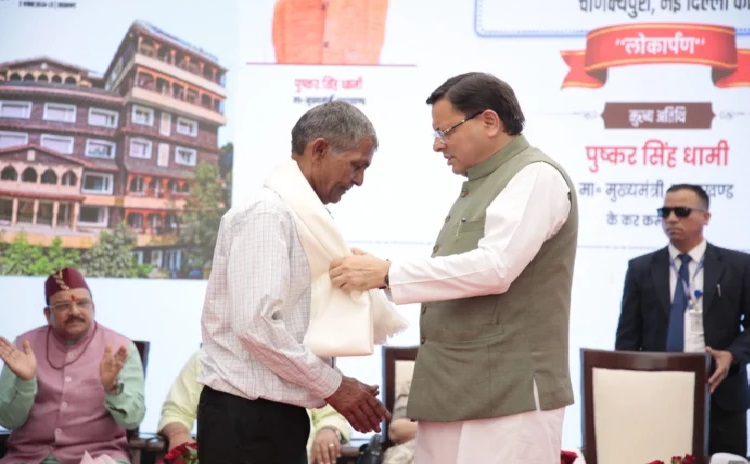 मुख्यमंत्री ने ‘उत्तराखंड निवास’ के निर्माण से जुड़े श्रमिकों को किया सम्मानित