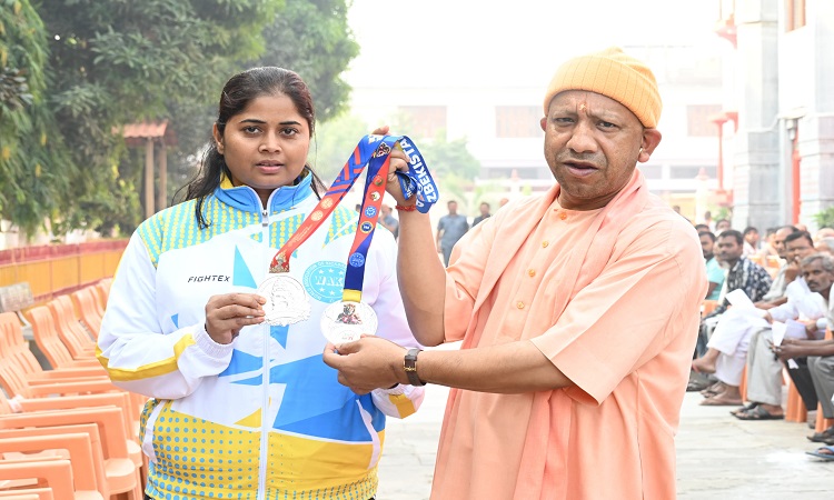 मुख्यमंत्री योगी आदित्यनाथ से मिलीं अंतरराष्ट्रीय किक बॉक्सर रिंका सिंह चौधरी