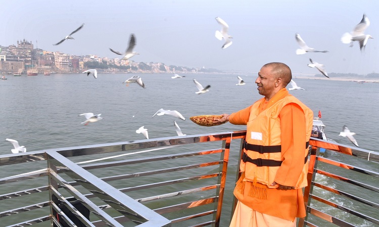 मुख्यमंत्री ने साइबेरियन पक्षियों को खिलाया दाना
