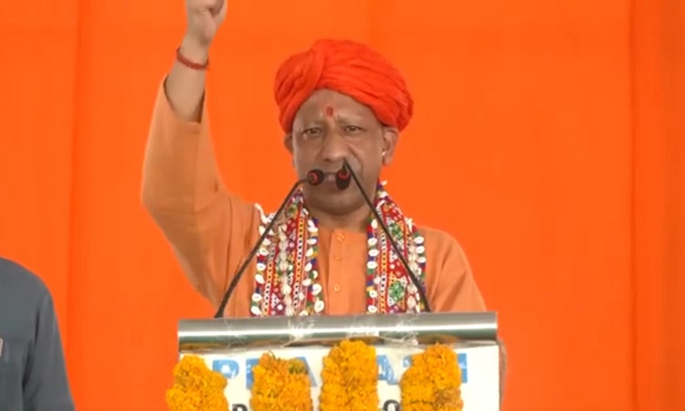 सीएम योगी का तंजः ड्राइविंग सीट पर बैठने के लिए महाअघाड़ी में छीना झपटी