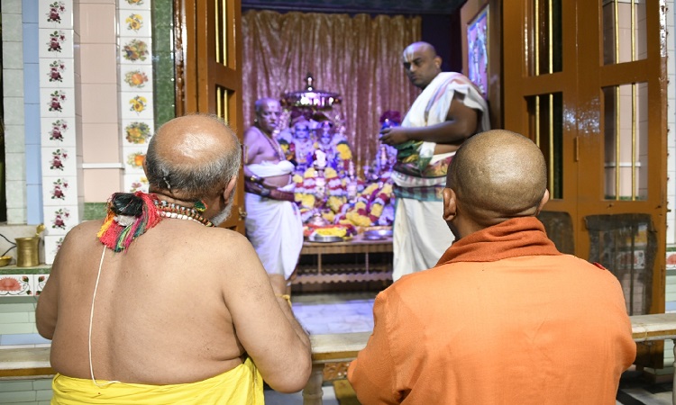 मुख्यमंत्री ने श्रीराम मंदिर और हनुमानगढ़ी में की पूजा-अर्चना