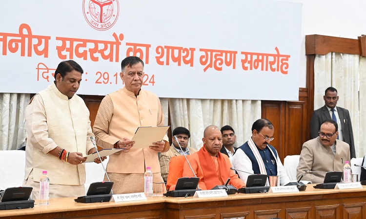 शपथ लेने के बाद नवनिर्वाचित विधायकों ने दोहराया ‘राष्ट्र सर्वोपरि’ का संकल्प