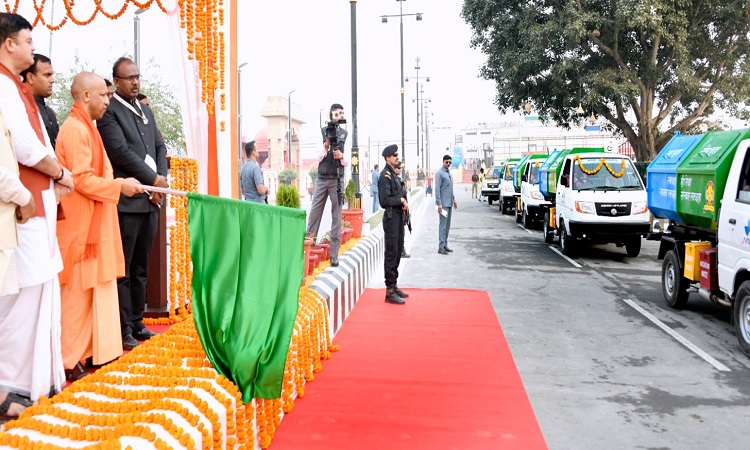 अयोध्या नगर निगम की मशीनरी हुई ‘स्मार्ट’, करोड़ों के सफाई मशीन की मिली सौगात
