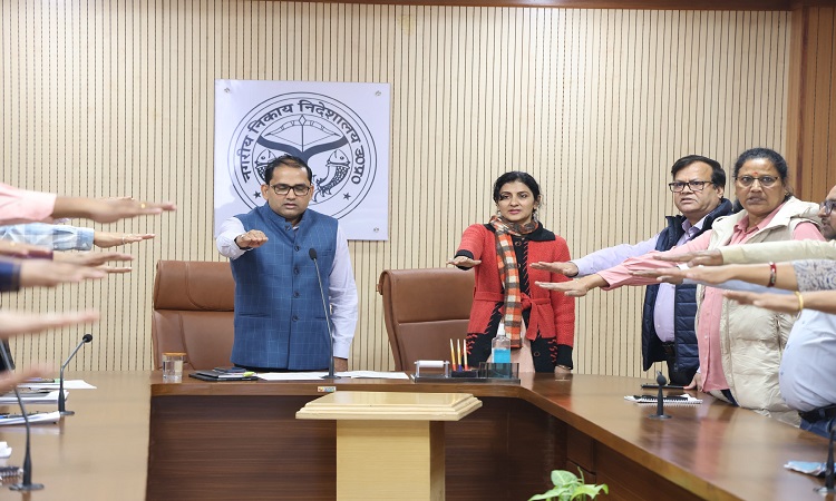 संविधान दिवस पर निदेशक नगरीय निकाय ने दिलायी शपथ