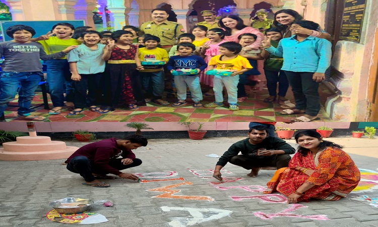 महिला एवं बाल गृहों में दिखी दीपावली की रौनक, सीएम योगी के निर्देश पर अधिकारियों ने बच्चों संग जलाए दीप
