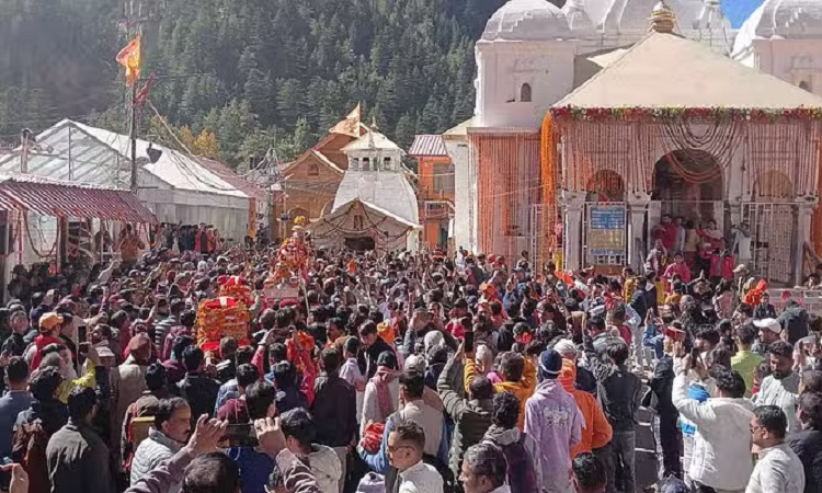 शीतकाल के लिए बंद हुए गंगोत्री धाम के कपाट, हर-हर गंगे के जयकारों से गूंजा धाम