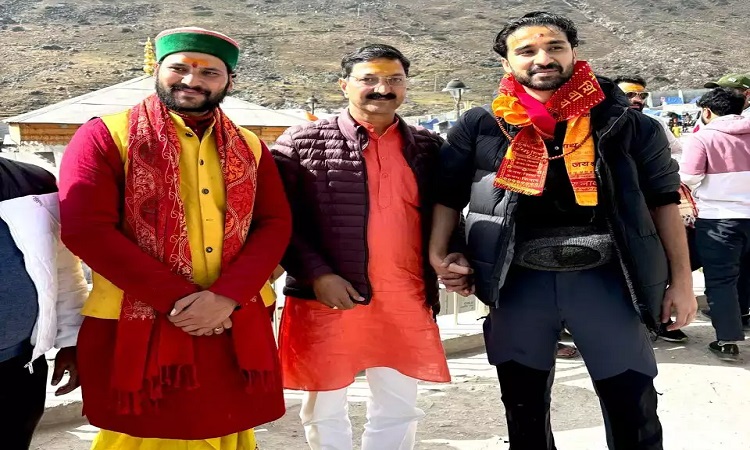 श्री केदारनाथ धाम दर्शन को पहुंचे फिल्म अभिनेता राघव जुयाल