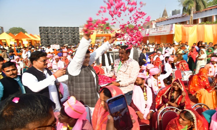 बदलापुर महोत्सव में 501 जोड़ों की शादी, आशीर्वाद देने पहुंचे नगर विकास मंत्री