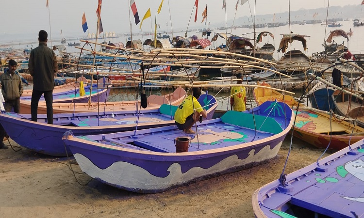 संगम की नावों पर हो रही चित्रकारी, देगी श्रद्धालुओं को सुखद अनुभव और संदेश