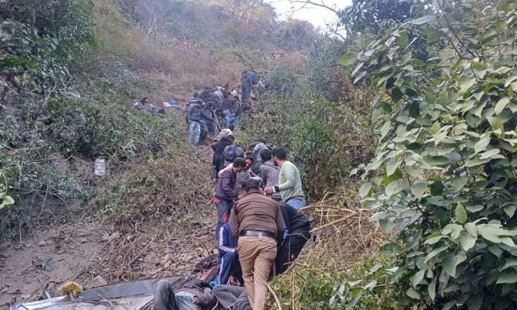 हल्द्वानी जा रही बस 1500 फीट गहरी खाई में गिरी, 4 यात्रियों की मौत; सीएम धामी ने जताया दुख