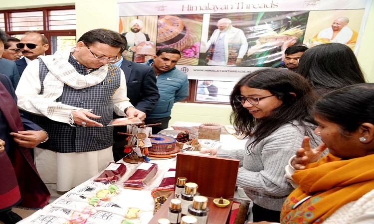 पहाड़ी उत्पादों से सुसज्जित स्टालों का मुख्यमंत्री ने किया अवलोकन, बोले- संस्कृति और परंपरा को बढ़ावा देगी ‘गंगधारा’
