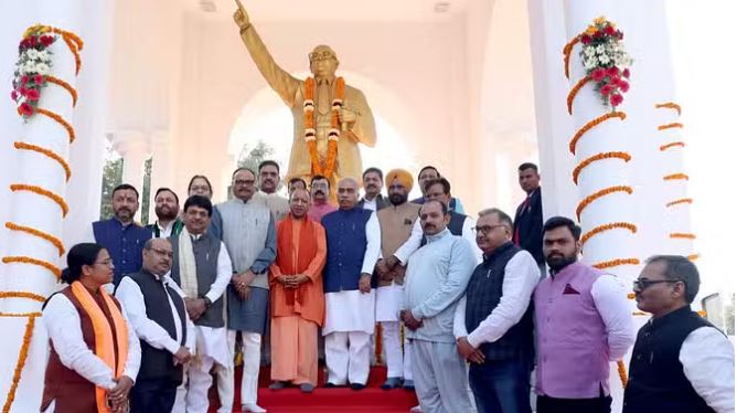 संविधान की प्रति दिखाकर ढोंग करने वाले बांग्लादेश में हिंदुओं पर हो रहे अत्याचार पर मौन क्यों : सीएम योगी
