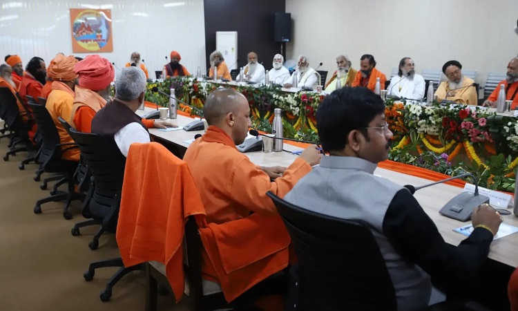 संत बोले- सीएम हैं हमारे अभिभावक, सब मिलकर भव्य और दिव्य महाकुम्भ को उतारेंगे धरातल पर