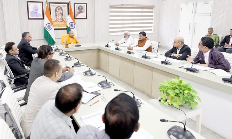 जनप्रतिनिधियों के समन्वय से कराएं रोड रिस्टोरेशन और जलापूर्ति का काम : सीएम योगी
