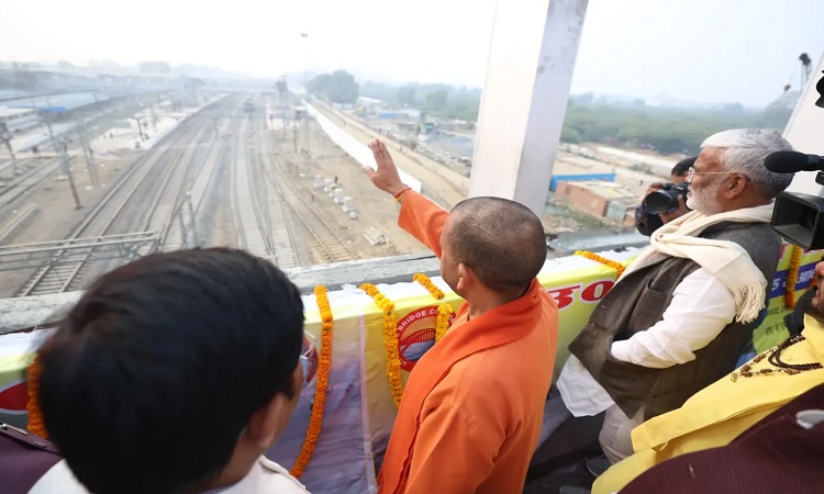 मुख्यमंत्री ने एयरपोर्ट का किया दौरा, जनवरी के प्रथम सप्ताह तक कार्य पूरा करने के दिए निर्देश